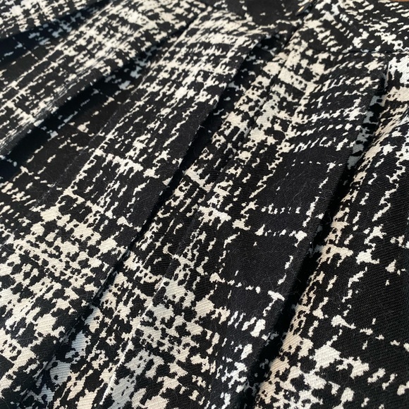 Banana Republic Pleated B&W Plaid Skirt - Picture 3 of 7